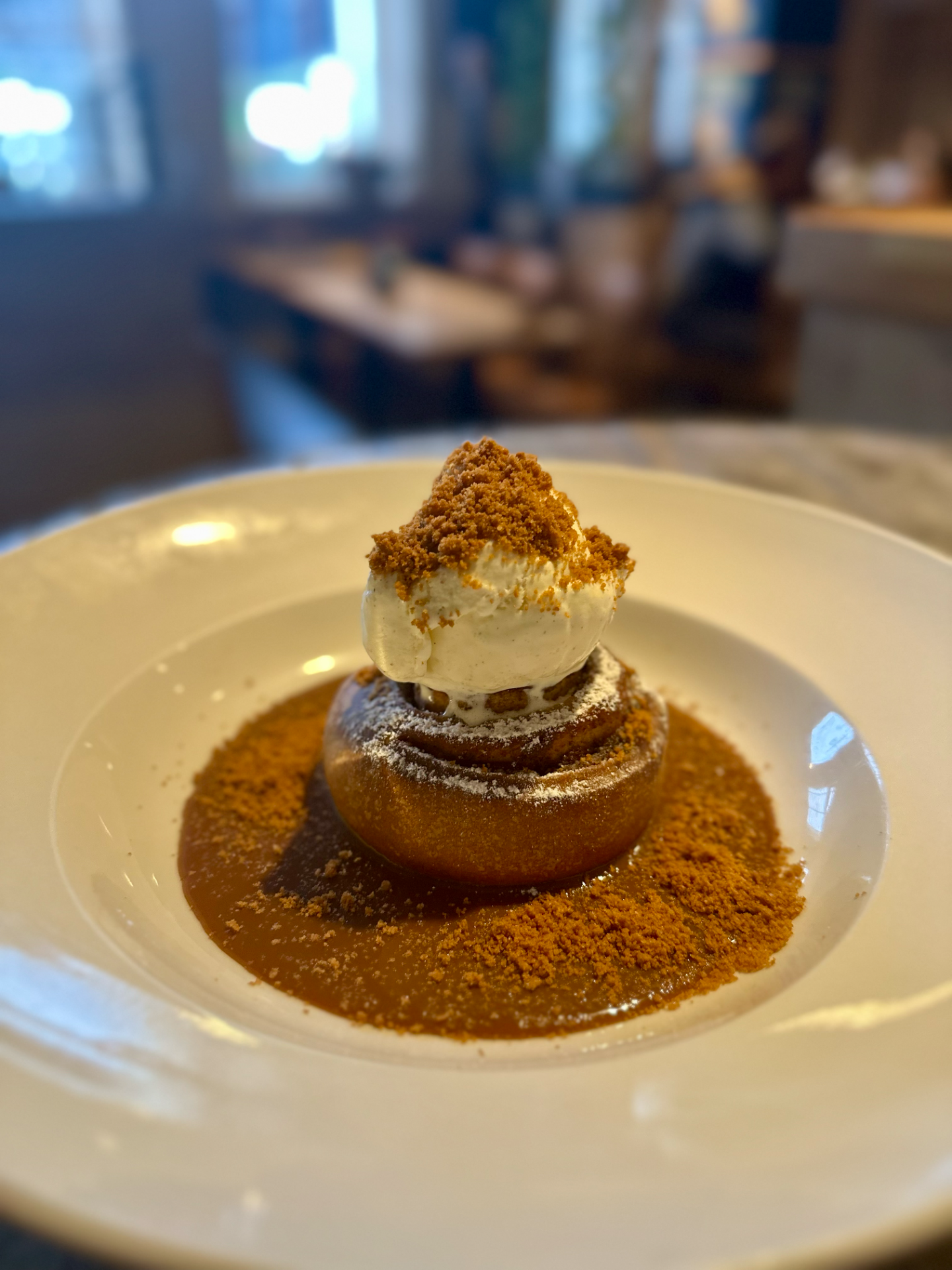 Skořicový šnek s karamelem a vanilkovou zmrzlinou